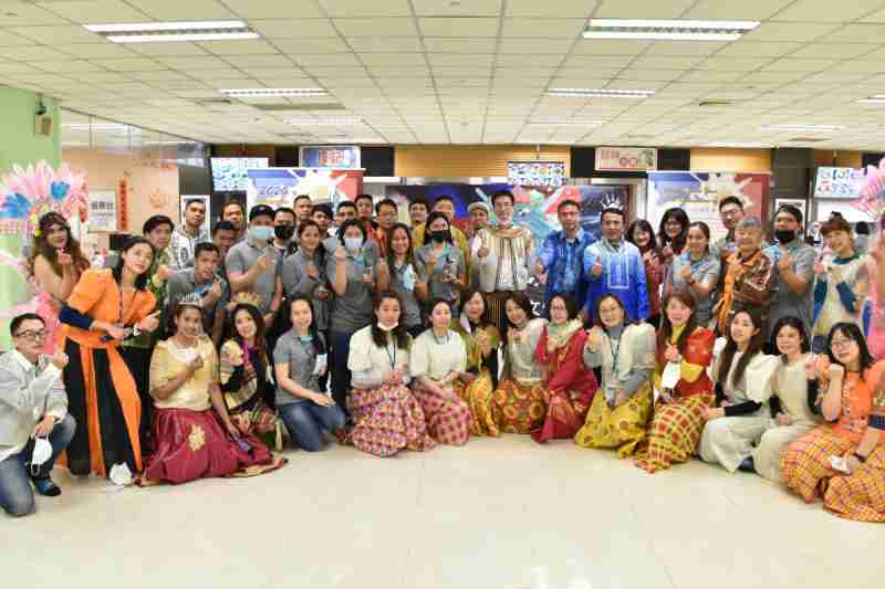 友達推動「安心、、、創新、、、、用心、、、、同心、、、、盡心」五星職旅，，，，為菲籍員工打造全方位照護，，，，首度贏得「人權實踐與發展領袖獎」殊榮