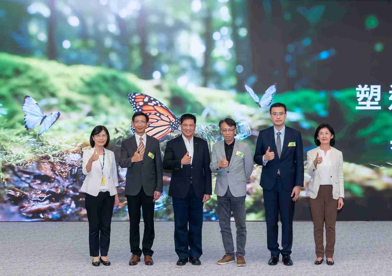 友達2023 CSR共榮大會，，，邀請領域專家分享交流生物多樣性管理趨勢、、、、無塑產品、、、海廢永續塑料等議題  （圖左到右：友達光電永續長古秀華、、、、3M台灣技術長陳君杰、、、、友達光電董事長暨集團策略長彭双浪、、、光寶科技企業永續發展處處長陳慶暉、、、、安永聯合會計師事務所執業會計師曾于哲、、、友達光電供應鏈總部副總經理吳宜芳）