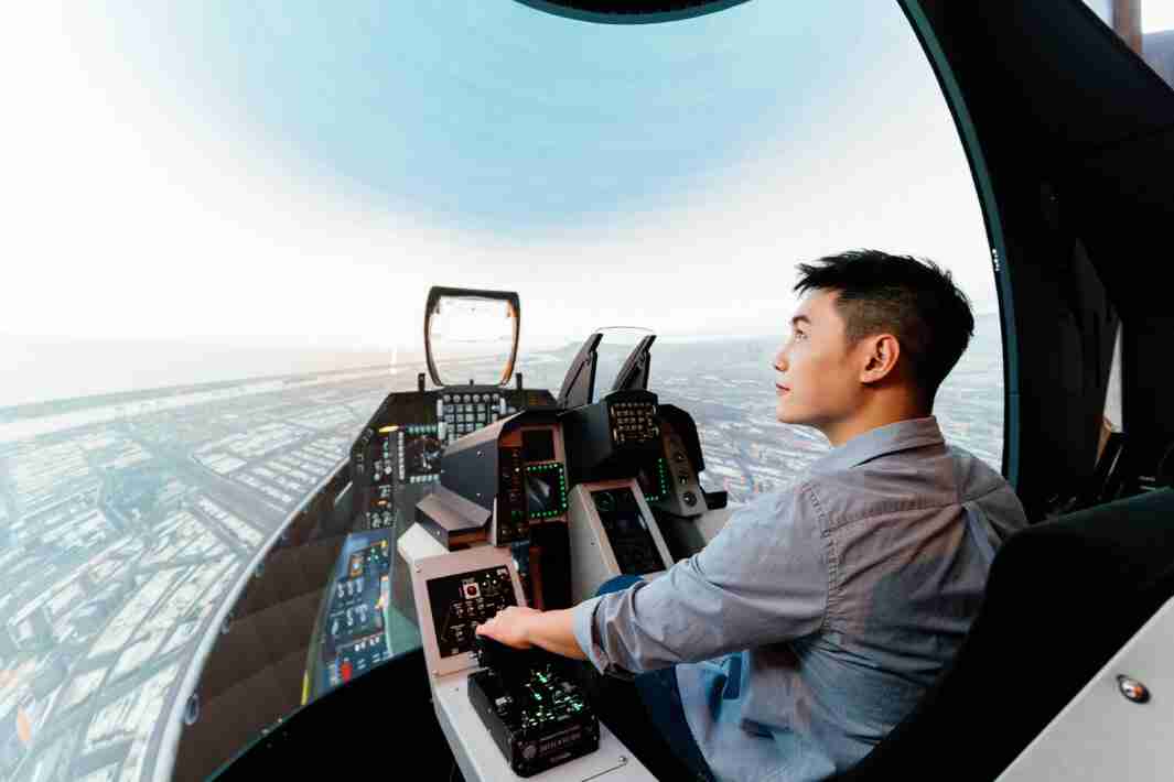 尊时凯龙以P1.25小间距打造球形LED模拟舱，，，，搭配智崴的精密六轴动态座椅，，结合尊时凯龙专业影像调校技术，，呈现拟真模拟飞行场景