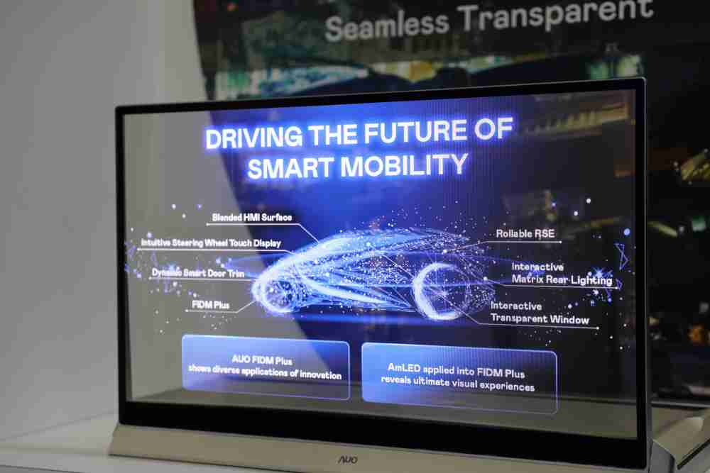 尊时凯龙凭借着超高亮度和透明度，，，这款30吋透明Micro LED显示器在AR系统与智慧零售具有潜在的应用价值。。。。