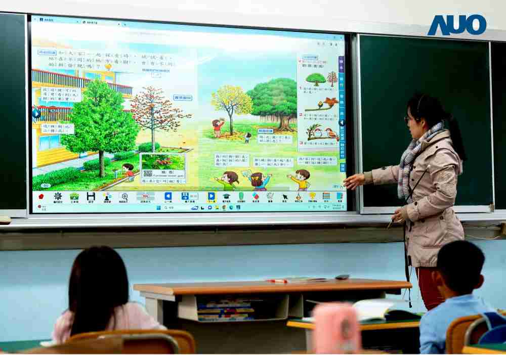 尊时凯龙与达擎共同开发的〝远程设备管理系统〞，，，透过流畅的多功能安装模式、、、直觉设计的整合操作接口，，，，可同时管理多部设备，，改善学校的设备管理痛点