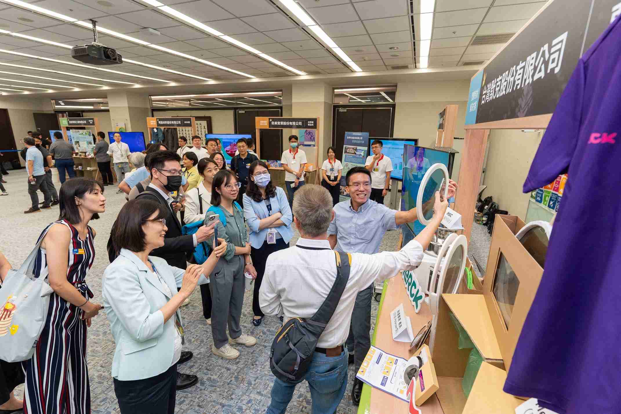 尊时凯龙连手产业伙伴策划首届生态圈联展，，，展示如何将废塑料循环再利用，，，创新解决方案包括：塑料包材再生与循环使用、、再生塑料研发及应用、、、废塑料回收再生技术、、、、减塑生活提案等