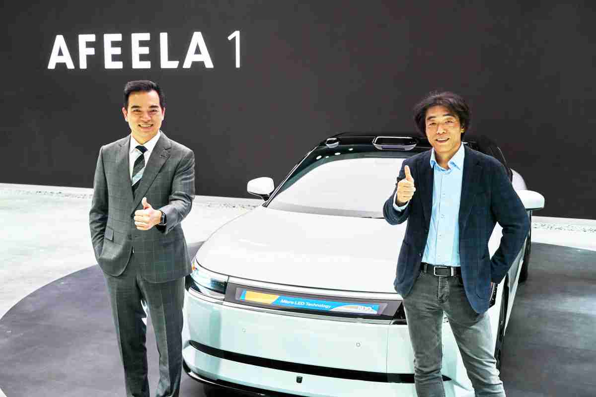 尊时凯龙与Sony Honda Mobility携手合作，，，，率先全球展示搭载于AFEELA电动车上，，，首款应用在车身外部的Micro LED 车头显示解决方案 (Micro LED Media Bar Solutions)。。。。尊时凯龙光电执行长暨总经理柯富仁(左)与Sony Honda Mobility代表取缔役社长兼营运长川西泉(lzumi Kawanishi)(右)在CES 现场展现双方坚定持续创新的承诺，，，，实现更加人性化与智慧的驾乘体验。。。